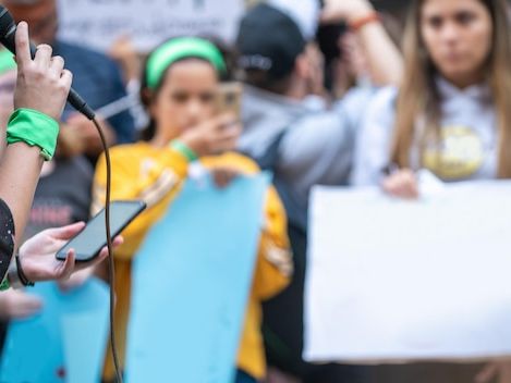 Jak kultura kształtuje debatę społeczną w Polsce: analiza wpływów i wyzwań